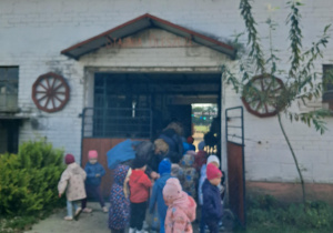 Wycieczka dzieci z grupy "Motylki" do "Stajni Oleszcze"