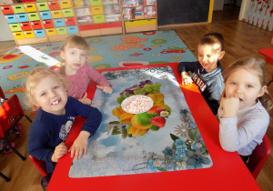 Hania, Zosia, Piotruś i Marysia podczas słodkiego poczęstunku.