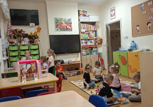 Dzieci bawią się w grupie "Myszki"