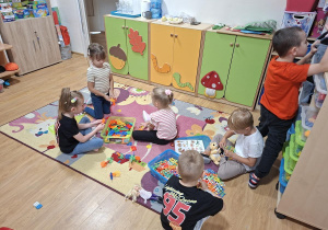 Dzieci bawią się w grupie "Myszki"
