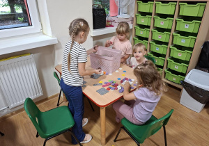 Dzieci bawią się w grupie "Myszki"