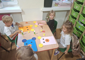 Dzieci wykonują pracę plastytczną "Miś"