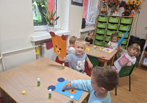 Dzieci wykonują pracę plastytczną "Miś"