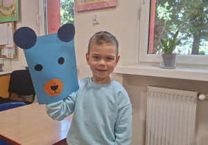 Dzieci prezentują pracę plastytczną "Miś"
