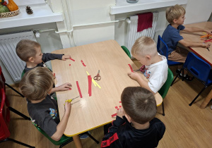 Dzieci wykonują pracę plastyczną "Jabłko"