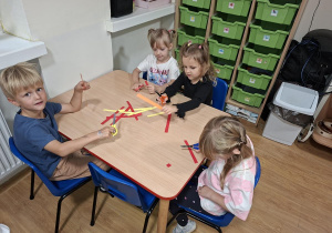 Dzieci wykonują pracę plastyczną "Jabłko"