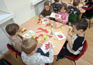 Dzieci wykonują pracę plastyczną "Jabłko"