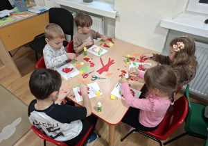 Dzieci wykonują pracę plastyczną "Jabłko"