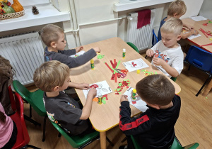 Dzieci wykonują pracę plastyczną "Jabłko"