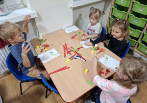 Dzieci wykonują pracę plastyczną "Jabłko"