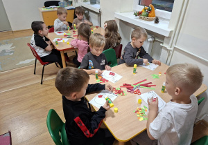 Dzieci wykonują pracę plastyczną "Jabłko"