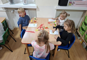 Dzieci wykonują pracę plastyczną "Jabłko"