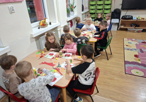 Dzieci wykonują pracę plastyczną "Jabłko"