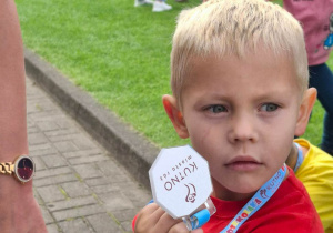 Kuba C. prezentuje medal.