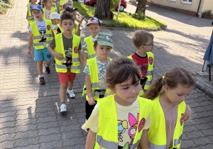 dzieci idą na spacer