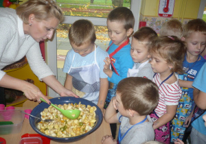 Pani dietetyk miesza w misce salatkę