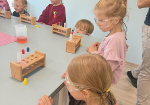 Warsztaty i eksperymenty chemiczne.