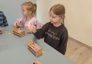 Warsztaty i eksperymenty chemiczne.