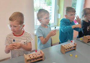 Warsztaty i eksperymenty chemiczne.