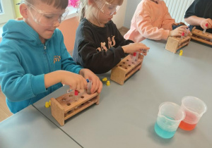 Warsztaty i eksperymenty chemiczne.