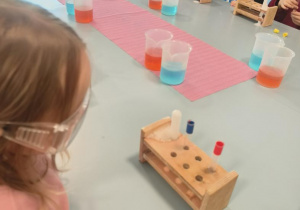 Warsztaty i eksperymenty chemiczne.