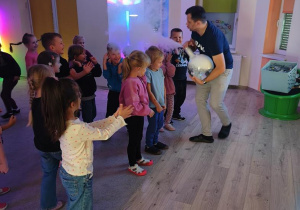 Zabawa z suchym lodem.