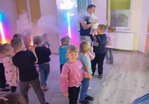 Zabawa z suchym lodem.
