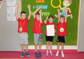 Darek, Jordan, Amelka i Ula z dyplomem i medalami