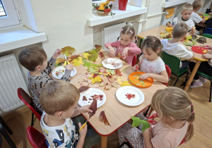 Wykonanie pracy plastycznej w grupach na zakończenie Tygodnia Budowania Relacji w Przedszkolu