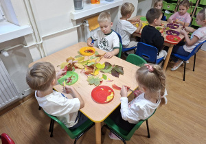 Wykonanie pracy plastycznej w grupach na zakończenie Tygodnia Budowania Relacji w Przedszkolu