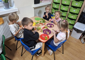 Wykonanie pracy plastycznej w grupach na zakończenie Tygodnia Budowania Relacji w Przedszkolu