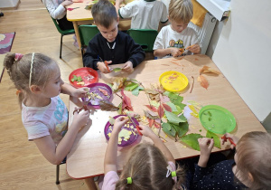 Wykonanie pracy plastycznej w grupach na zakończenie Tygodnia Budowania Relacji w Przedszkolu