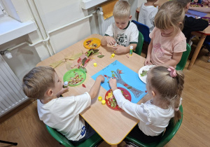 Wykonanie pracy plastycznej w grupach na zakończenie Tygodnia Budowania Relacji w Przedszkolu