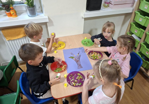Wykonanie pracy plastycznej w grupach na zakończenie Tygodnia Budowania Relacji w Przedszkolu