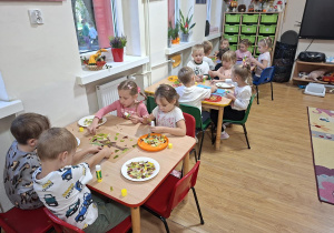 Wykonanie pracy plastycznej w grupach na zakończenie Tygodnia Budowania Relacji w Przedszkolu