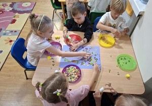 Wykonanie pracy plastycznej w grupach na zakończenie Tygodnia Budowania Relacji w Przedszkolu