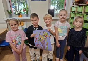 Wykonanie pracy plastycznej w grupach na zakończenie Tygodnia Budowania Relacji w Przedszkolu