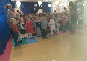 Wszystkie dzieci starają się zatańczyć gruziński taniec