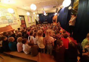 Dzieci słuchają gruzińskiej pieśni