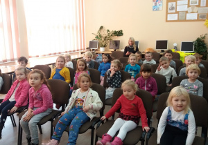 Dzieci na spotkaniu w Bibliotece Pedagogicznej