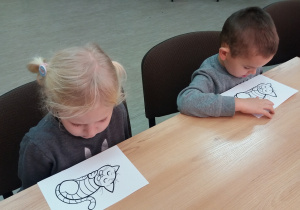 Hania i Piotrek malują ilustrację kota