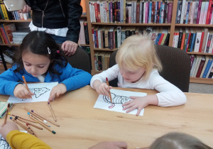 Marta i Klara malują ilustrację kota