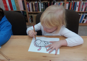 Klara maluje ilustrację kota
