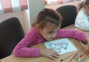 Lena maluje ilustrację kota