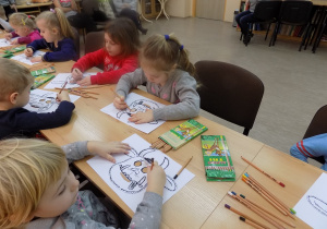 Dzieci malują maski leśnych stworów