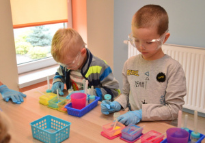 Bartek i Jaś robią kredki