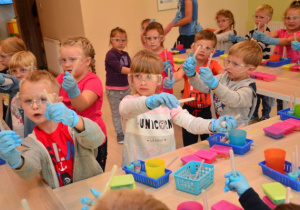 Dzieci robią kredki