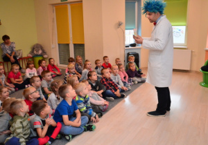 Dzieci słuchają jak się robi doświadczenia