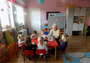Babcia Filipka czyta bajkę dzieciom