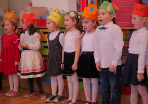 Dzieci śpiewają "Sto lat" dla Babć i Dziadków